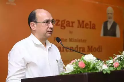 തിരുവനന്തപുരത്തെ റോസ്ഗാർമേളയിൽ വിശിഷ്ട അതിഥി തിരുവനന്തപുരം റെയിൽവേ ഡിവിഷണൽ മാനേജർ Dr. മനീഷ് ഥപ്ല്യാല്‍ സംസാരിക്കുന്നു