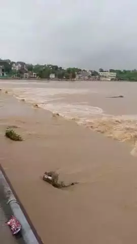 दिन और रात की बारिश मे मऊरानीपुर की सुखनाई नदी मे असीमित पानी आने से मऊरानीपुर का पुराना पुल डूब गया