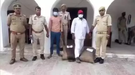 इकौना: चिचड़ी चौराहा भिनगा रोड से सरकारी पुष्टाहार सामग्री गबन प्रकरण में कनिष्ठ सहायक और ई-रिक्शा चालक को किया गिरफ्तार