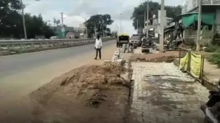 ములుగు: తాడ్వాయిలో రోడ్డుపై ఇసుక కుప్పలతో ప్రమాదాలు