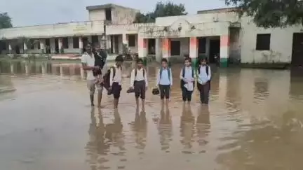 नैनवां: घुटनों तक पानी में जान जोखिम में डालकर स्कूल जाने को मजबूर हो रहे नौनिहाल, प्रशासन को नही कोई ध्यान#jansamasya