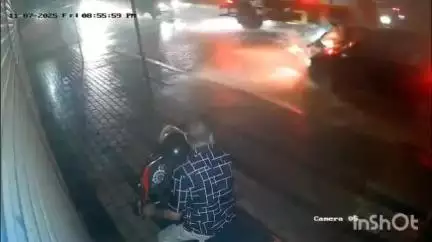ആലുവ: പെരുമ്പിള്ളിയിൽ കാറടിച്ച് വീണ സ്കൂട്ടർ യാത്രക്കാരൻ രക്ഷപ്പെടുന്നതിന്റെ സി.സി.ടി.വി ദൃശ്യം പുറത്ത്
