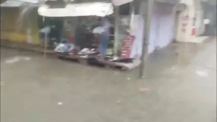 मोठ: गुरसराय नगर में दुकानों में बारिश का पानी भरा, दुकानदारों को हुआ काफी नुकसान