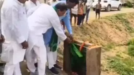 अकोढ़ी गोला: डिहरी विधायक ने पकड़िया पंचायत में पीसीसी सड़क का उद्घाटन किया