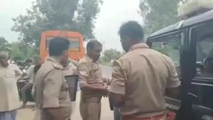 अमृतपुर: नगला हुसा के पास अमृतपुर थाना पुलिस ने रोडवेज बस की घेराबंदी कर पकड़ी, ड्राइवर मौके से फरार