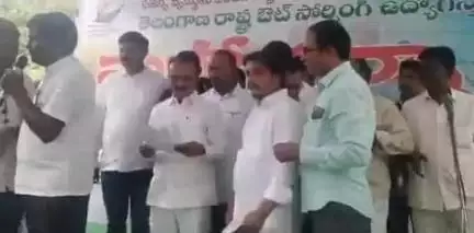మేడ్చల్: ఇందిరా పార్క్ లో ఔట్సోర్సింగ్ ఉద్యోగుల ధర్నాకు మద్దతు తెలిపిన మల్కాజ్గిరి ఎంపీ ఈటెల రాజేందర్