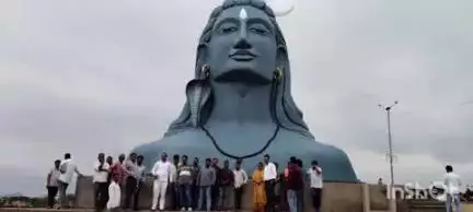 ଟିଟିଲାଗଡ: ଟିଟିଲାଗଡ଼ ବିଧାୟକଙ୍କ ଧବଳେଶ୍ୱର ମନ୍ଦିର ପରିଦର୍ଶନ - ଲୋକଙ୍କୁ ପ୍ରସାଦ ବିତରଣ କରିବା ସହ ନିଜେ ଲୋକଙ୍କ ସହ ପ୍ରସାଦ ଖାଇଲେ।