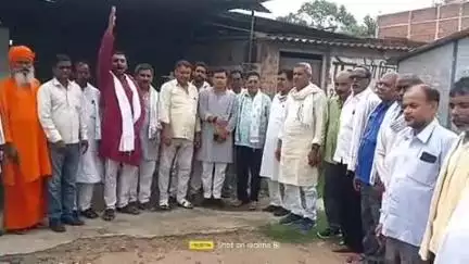 सकलडीहा: धानापुर कस्बा ब्लॉक कार्यालय में कांग्रेस ब्लॉक कमेटी की बैठक, सरकारी विद्यालयों को मर्ज करने के विरोध में की नारेबाजी