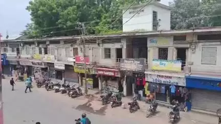 નડિયાદ: શહેરમાં બસ સ્ટેન્ડ પાસે સ્થિત સરદાર ભુવન કોમ્પલેક્ષ તોડવાની તૈયારીઓ શરૂ