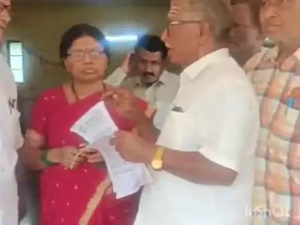 ಹುಮ್ನಾಬಾದ್: ವಿವಿಧ ಬೇಡಿಕೆಗಳ ಈಡೇರಿಕೆಗೆ ಅಗ್ರಹಿಸಿ, ಕರ್ನಾಕಟ ರಾಜ್ಯ ನಿವೃತ್ತ ನೌಕರರ ಸಂಘದಿಂದ ತಹಸೀಲ್ದಾರ್ ಮೂಲಕ ಪ್ರಧಾನಮಂತ್ರಿಗೆ ಮನವಿಪತ್ರ ರವಾನೆ
