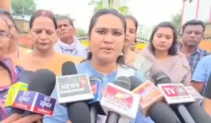 दंतेवाड़ा: सर्वसम्मति के बिना हटाए जा रहे शहीद स्मारक को जिला पंचायत सदस्य तुलिका ने रोका, कहा: बारसूर में हो रहा शहीदों का अपमान