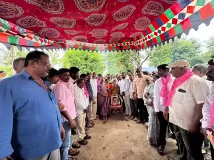ములుగు: గోవిందరావుపేట మండలంలో ఇటీవల మృతి చెందిన రమేష్ కుటుంబాన్ని పరామర్శించిన బిఆర్ఎస్ పార్టీ నాయకులు
