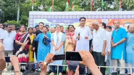 খড়গপুর ১: খড়গপুর ২নম্বর ব্লকের কৃষ্ণনগর মাঠে ২১ শে জুলাইয়ের সমর্থনে সভাতে সায়নী ঘোষ, বৃষ্টি মাথায় ছাতা হাতে হাজার হাজার মানুষ