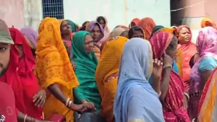 सिमरी बख्तियारपुर: मतदाता सूची में नाम गलत होने पर सरबेला गांव के ग्रामीणों ने बीडीओ से नाम सुधरवाने की मांग की