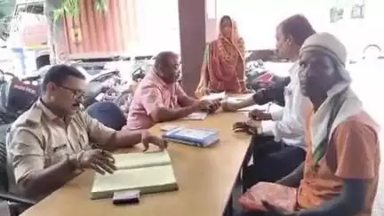 महुआ: महुआ थाना परिसर में शनिवार को भूमि विवाद के मामलों के लिए कैंप का आयोजन किया गया