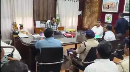 भभुआ: समाहरणालय में DM की अध्यक्षता में बैठक, घायलों को अस्पताल पहुंचाने वालों को 1 लाख रुपये प्रोत्साहन राशि की व्यवस्था