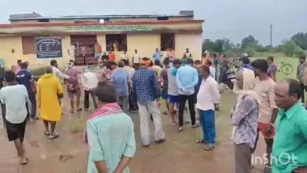 धमधा: धमधा ब्लॉक के दारगांव में खाद नही दिए जाने पर किसानों का शनिवार सुबह किया विरोध,जड़ा कार्यालय में ताला #jansamasya