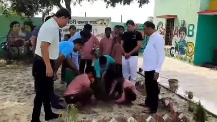 मऊ: ठकूरमनपुर में रोटरी क्लब मऊ ने 110 बच्चों का स्वास्थ्य परीक्षण किया, विद्यालय परिसर में पौधारोपण भी किया