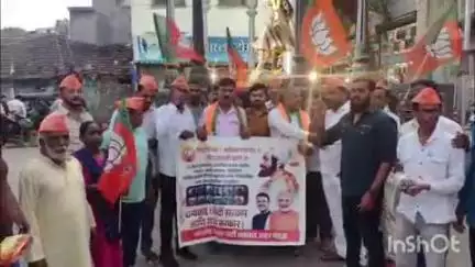 नांदगाव: छत्रपती शिवाजी महाराजांच्या पुतळ्यावर भारतीय जनता पार्टीच्या कार्यकर्त्यांकडून आनंद उत्सव साजरा