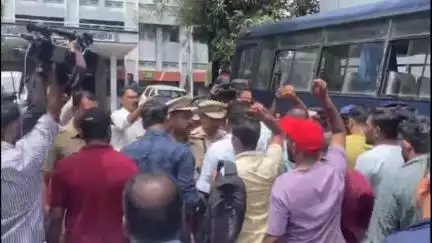 വെെത്തിരി: അന്തിമ ലിസ്റ്റ് പ്രസിദ്ധീകരിക്കണം, കളക്ടറേറ്റിലെ ഡാറ്റ എൻറോൾമെന്റ് ക്യാമ്പിലേക്ക് ഉരുൾ ദുരന്തബാധിതരുടെ മാർച്ച്