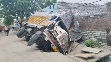 रामगंजमण्डी: रामगंजमंडी में बड़ा हादसा टला, ईंटों से भरा ट्रक सड़क धंसने से नाले में गिरा, चालक और खलासी सुरक्षित