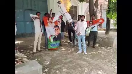 बड़ौत: टीकरी में युवा कांग्रेसियों ने कांग्रेस जिलाध्यक्ष का फूंका पुतला, कांग्रेस हाई कमान से पार्टी से निष्कासन की मांग की