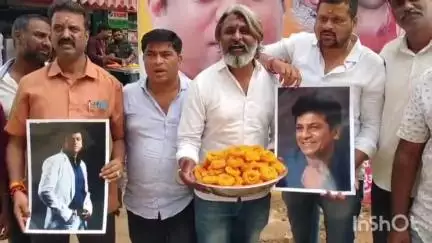 ಮೈಸೂರು: ನಗರದಲ್ಲಿ ಹ್ಯಾಟ್ರಿಕ್ ಹೀರೋ ಶಿವರಾಜ್ ಕುಮಾರ್ ಹುಟ್ಟುಹಬ್ಬಕ್ಕೆ ಸಿಹಿ ಹಂಚಿ ಸಂಭ್ರಮಿಸಿದ ಅಭಿಮಾನಿಗಳು