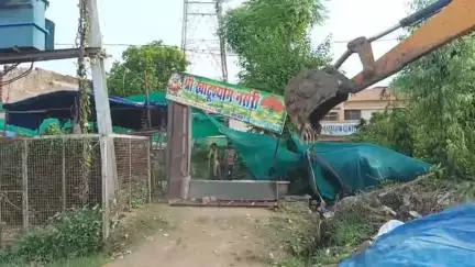 भिंड: भिंड बाइपास पर नगर पालिका के अधिकारियों ने अस्थाई अतिक्रमण हटाया