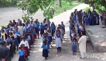महुआ: महुआ के खीराचक स्कूल में सुरक्षित शनिवार अभियान के तहत बच्चों को बाढ़ और वज्रपात से बचाव की जानकारी दी गई