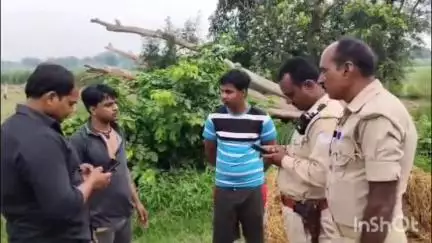 छिबरामऊ: काली नदी पुल के पास बाइक सवार बदमाशों ने व्यापारी के साथ की मारपीट, ₹3 लाख 42 हजार की लूट की सूचना डायल 112 को दी गई