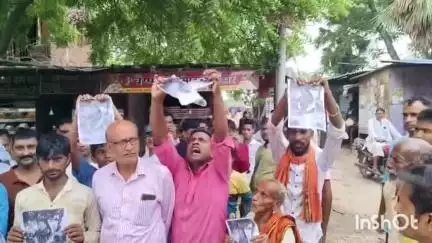 बड़हरा: जदयू नेता व पूर्व एमएलसी पर टिप्पणी को लेकर बबुरा बाजार में समर्थकों द्वारा शांतिपूर्ण प्रदर्शन किया गया