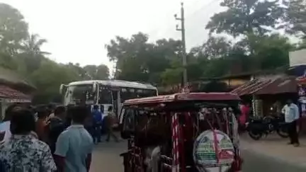 ଭୋଗରାଇ: ବସ୍ ରେ ଜିନିଷ ପତ୍ର ଆଣିବା ନେଇ ୫୭ ନମ୍ବର ରାଜ୍ୟରାଜପଥ ନେଗୁଆ ଛକ ନିକଟରେ ରାସ୍ତା ରୋକ, ପୋଲିସ ହସ୍ତକ୍ଷେପ ପରେ ହଟିଲା ରାସ୍ତା ରୋକ