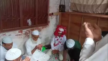नवाबगंज: आलापुर में परिवार के विरोध के बाद पुलिस अधीक्षक के निर्देशन में दो प्रेमी युगलों की हुई शादी