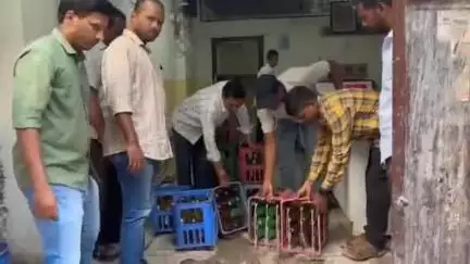 ఇబ్రహీంపట్నం: శేర్లింగంపల్లిలో అనుమతి లేకుండా నడిపిస్తున్న కల్లు దుకాణాన్ని సీజ్ చేసిన ఎక్సైజ్ అధికారులు