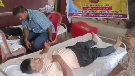হিলি: সংকট মেটাতে ত্রিমোহিনীতে অনুষ্ঠিত হলো স্বেচ্ছাসেবী সংগঠনের উদ্যোগে রক্তদান শিবির