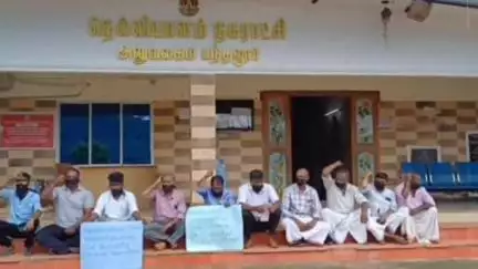கூடலூர்: நாரங்ககடவு ஆற்றின் குறுக்கே கான்கிரீட் பாலம் அமைக்க வலியுறுத்தி நெல்லியாளம் நகராட்சி அலுவலகம் முன்பு வாயில் கருப்பு துணி கட்டி போராட்டம் #localissue