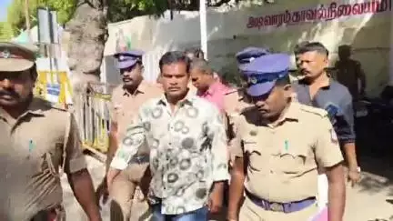 பழனி: நூற்றுக்கும் மேற்பட்ட கோவில் செக்யூரிட்டிகள் பணிகளை புறக்கணித்து அடிவாரம்  காவல் நிலையம் முன்பு தர்ணா போராட்டம்