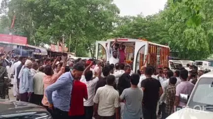 पड़वा: पड़वा मोड़ पर जननायक ददई दुबे को श्रद्धांजलि देने के लिए उमड़ी कार्यकर्ताओं की भीड़