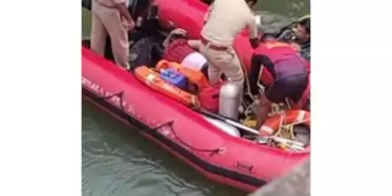 കുന്നത്തൂർ: അമിത മദ്യപാനത്തിന് ചികിത്സയിലായിരുന്ന യുവാവ് കടപുഴ പാലത്തിൽ നിന്ന് കല്ലടയാറ്റിൽ ചാടി മരിച്ചു