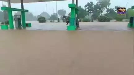 छतरपुर पानी मैं डूबा जिओ पेट्रोल पंप, छतरपुर सागर हाईवे चौका गांव के पास बना जिओ पेट्रोल पंप  में भरा पानी,पेट्रोल पंप पर 3 से 4 फुट भरा पानी,पूरे जिले बीते 30 घंटो से जारी है बारिश का दौर