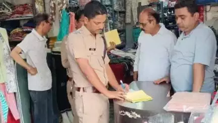 रूड़की: बीटी गंज बाजार में पुलिस ने अतिक्रमण के खिलाफ चलाया अभियान, 40 व्यापारियों के काटे गए चालान