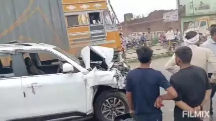 मुरैना नगर: NH-44 पर पिपरिपुरा मोड के पास दो ट्रकों के बीच फंसी स्कॉर्पियो, पुलिस पहुंची, स्कॉर्पियो क्षतिग्रस्त