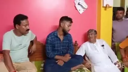 চুঁচুড়া-মগরা: উড়িষ্যা পুলিশের হাতে হেনস্থা হওয়া যুবকের সাথে দেখা করলেন বিধায়ক এমনই ছবি চুঁচুড়ায়