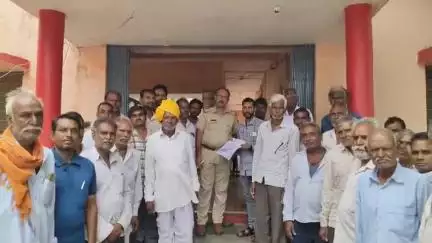 प्रतापगढ़: जाजली गांव के श्मशान घाट निर्माण कार्य में बाधा डालने पर ग्रामीणों ने किया प्रदर्शन, अरनोद थाना अधिकारी को सौंपा ज्ञापन
