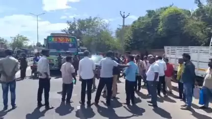 பழனி: நீதிமன்றம் முன்பு வழக்கறிஞர்கள் திடீர் சாலை மறியல் போராட்டம்