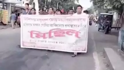 মাথাভাঙা ২: অবিলম্বে সরকার পোষিত মহাবিদ্যালয়ে রূপান্তরের দাবিতে সিপিআইএমের উদ্যোগে নিশিগঞ্জে মিছিল অনুষ্ঠিত