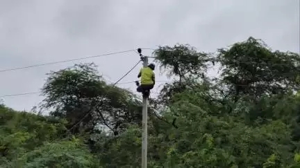 टेहरोली: रमपुरा में बारिश के कारण टूटकर गिरे तार से बाधित हुई आपूर्ति, ग्रामीणों एवं विद्युत कर्मियों की मेहनत से हुई बहाली