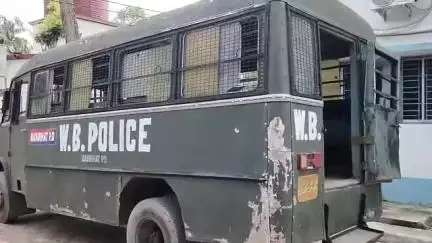 স্বরূপনগর: তারালি সীমান্তে বিপুল পরিমান গাঁজা সহ ফেনসিডিল উদ্ধার গ্রেফতার দুই পাচারকারী,পাঠানো হলো আদালতে