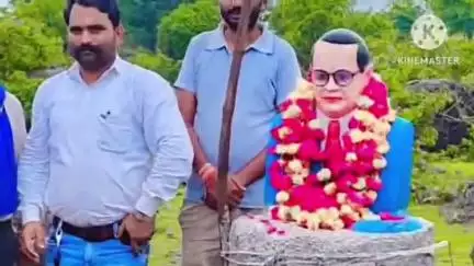 पिछोर: पिछोर के ग्राम पंचायत जराय मजरा रठठनपुरा में अज्ञात लोगों ने बाबा साहेब अंबेडकर जी की प्रतिमा स्थापित की