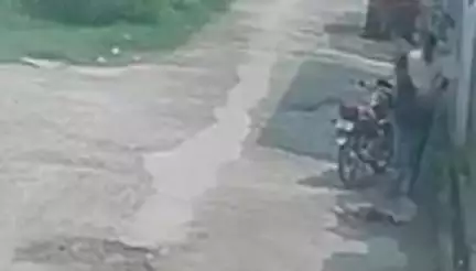 भगवानपुर: धर्मपुर गांव में घर का ताला तोड़कर गैस सिलेंडर चोरी करने वाले दो चोरों का सीसीटीवी वीडियो हुआ वायरल
